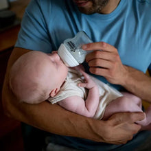Carregar imagem no visualizador da galeria, Tommee Tippee Closer to Nature - Biberão 260ml, pack de 3 unidades (Branco, Rosa e Verde)